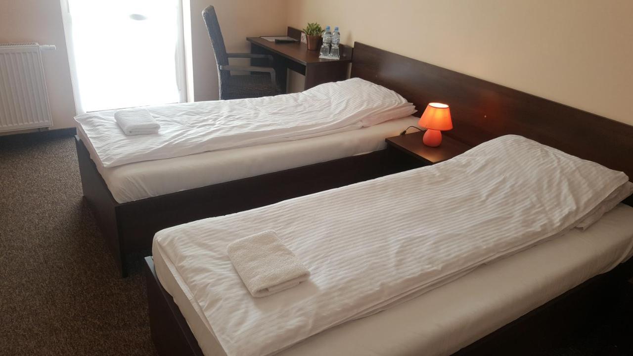 Hotelik Sj Łódź Buitenkant foto