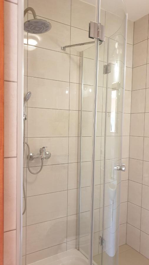 Hotelik Sj Łódź Buitenkant foto