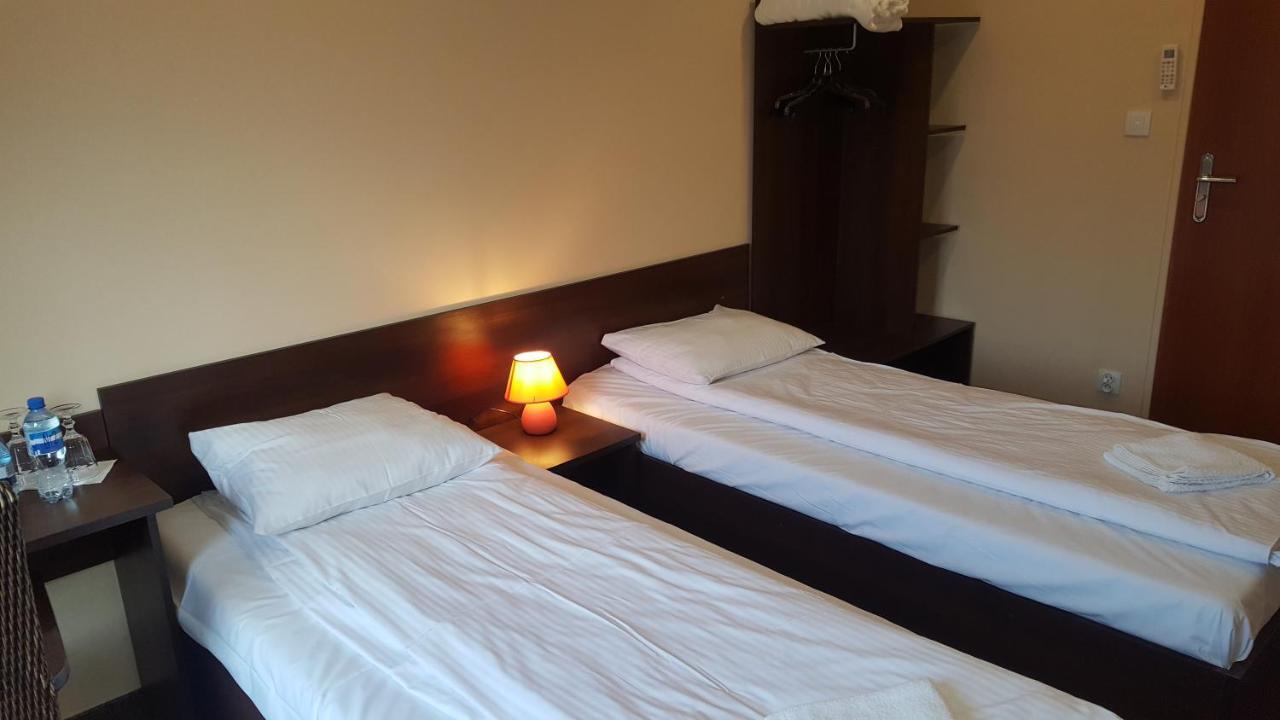 Hotelik Sj Łódź Buitenkant foto